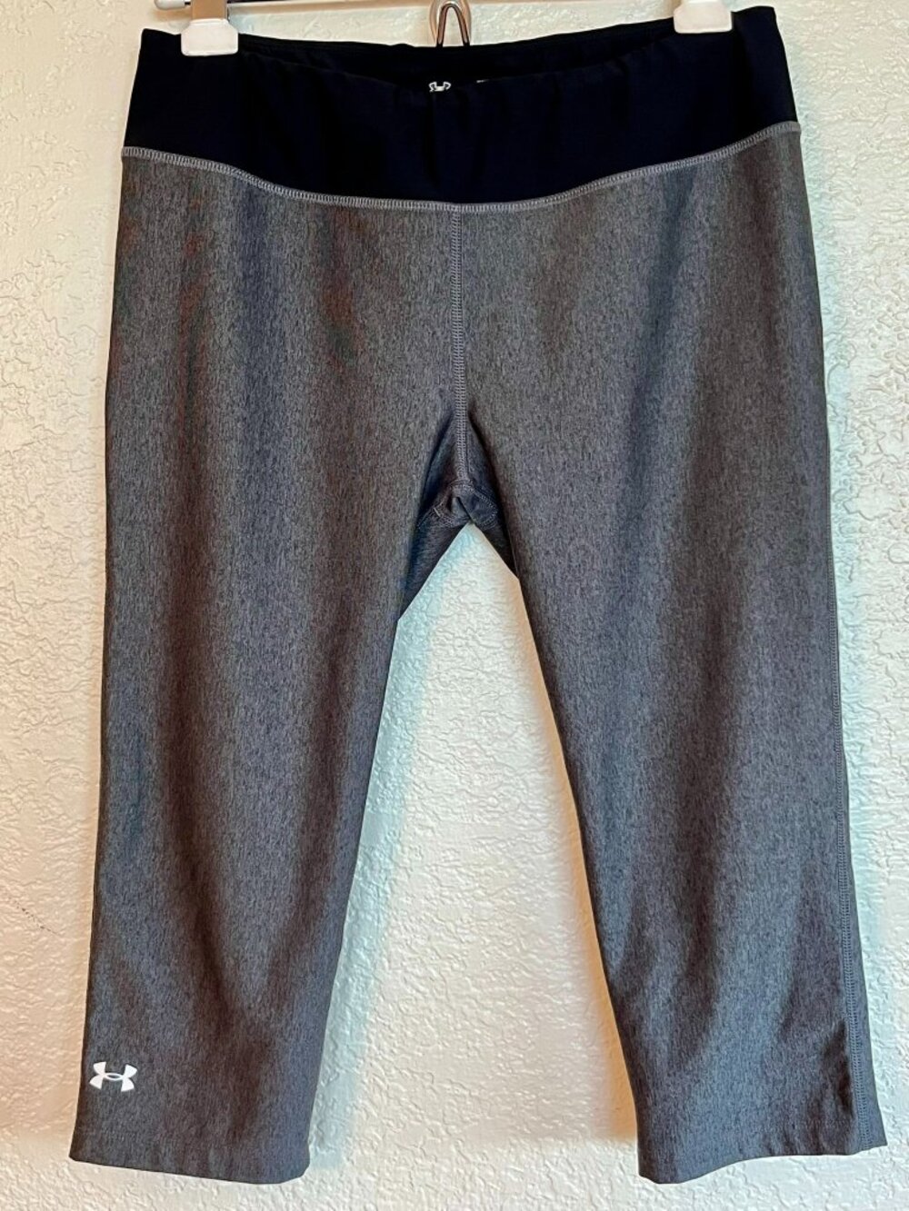 Under Armour Head Gear Fitted Black Grey Capri Leggings, Size M